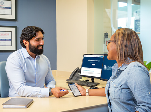 United employee showing customer mobile security tips
