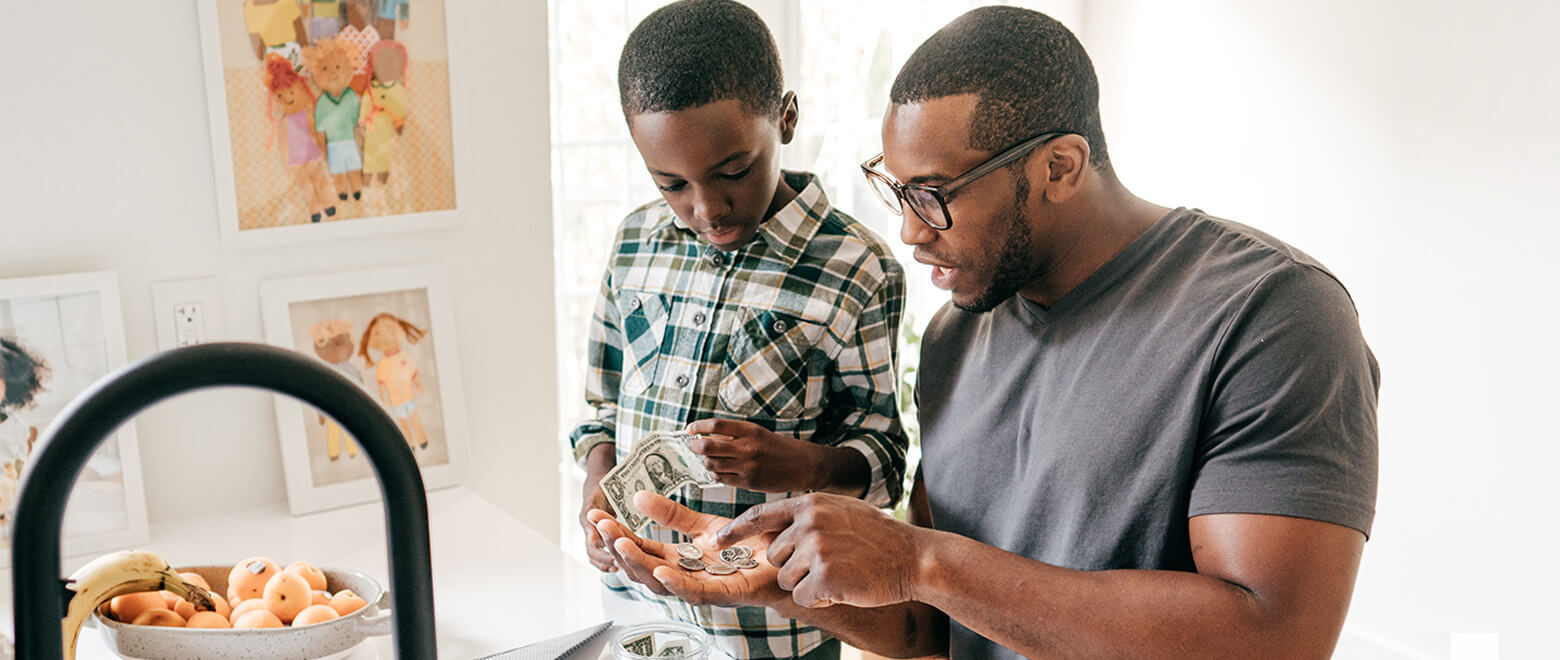 dad teaching son money habits