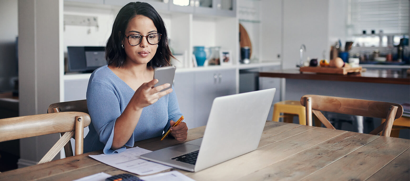 woman protecting her bank accounts with fraud prevention solutions from United