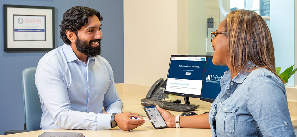 United employee showing customer mobile security tips