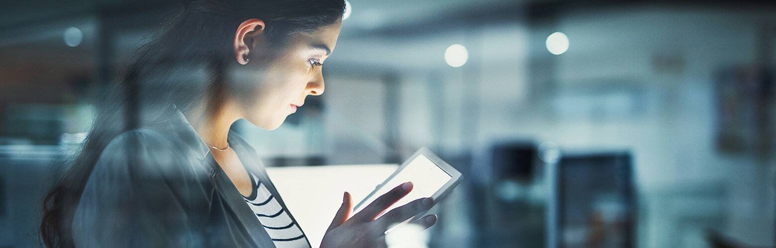 woman using fraud prevention techniques