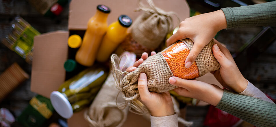 People volunteering to donate food